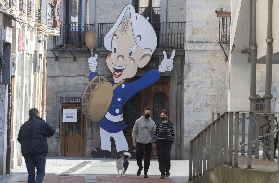 El calendario marca que es domingo de carnaval pero en las calles de la villa papelera parece un domingo más de la época Covid. Apenas en algunas terrazas de bares se ha podido ver a gente disfrazada o con un alguna peluca que diera «color» a la cita entre amigos o familiares. 