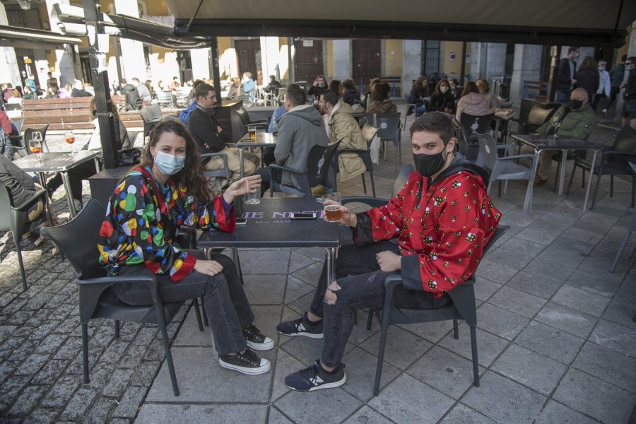 El calendario marca que es domingo de carnaval pero en las calles de la villa papelera parece un domingo más de la época Covid. Apenas en algunas terrazas de bares se ha podido ver a gente disfrazada o con un alguna peluca que diera «color» a la cita entre amigos o familiares. 