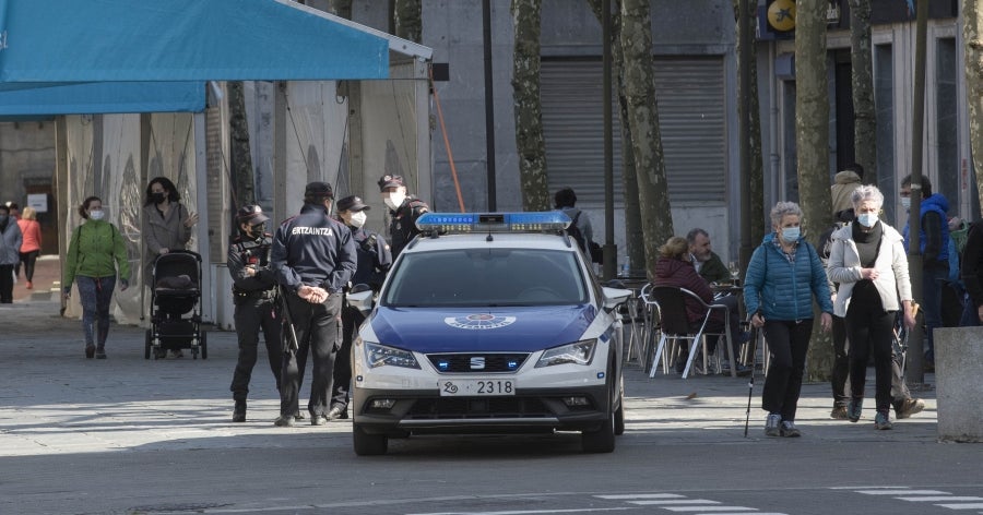 El calendario marca que es domingo de carnaval pero en las calles de la villa papelera parece un domingo más de la época Covid. Apenas en algunas terrazas de bares se ha podido ver a gente disfrazada o con un alguna peluca que diera «color» a la cita entre amigos o familiares. 