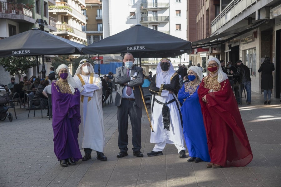 El calendario marca que es domingo de carnaval pero en las calles de la villa papelera parece un domingo más de la época Covid. Apenas en algunas terrazas de bares se ha podido ver a gente disfrazada o con un alguna peluca que diera «color» a la cita entre amigos o familiares. 