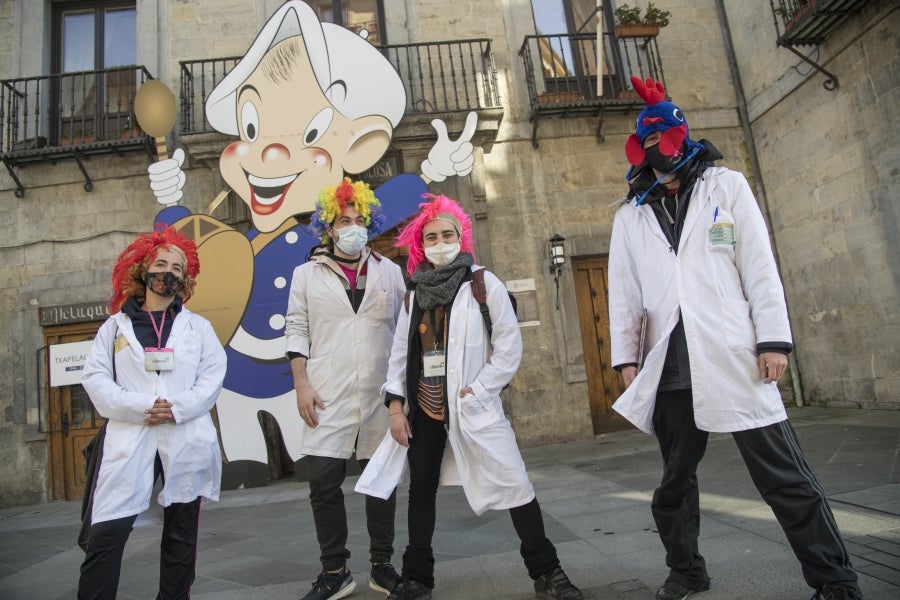 El calendario marca que es domingo de carnaval pero en las calles de la villa papelera parece un domingo más de la época Covid. Apenas en algunas terrazas de bares se ha podido ver a gente disfrazada o con un alguna peluca que diera «color» a la cita entre amigos o familiares. 