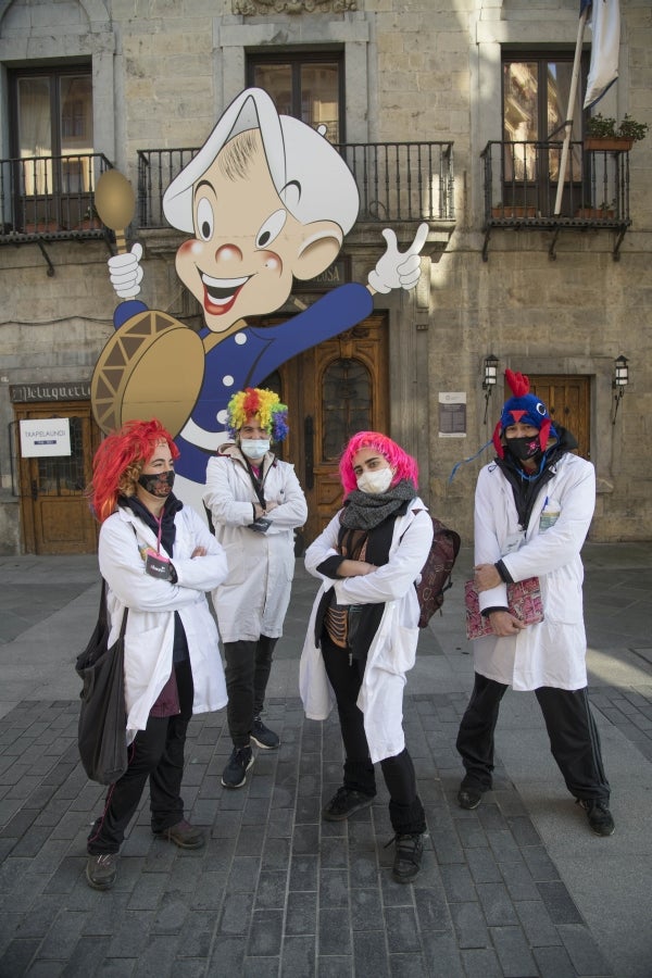 El calendario marca que es domingo de carnaval pero en las calles de la villa papelera parece un domingo más de la época Covid. Apenas en algunas terrazas de bares se ha podido ver a gente disfrazada o con un alguna peluca que diera «color» a la cita entre amigos o familiares. 