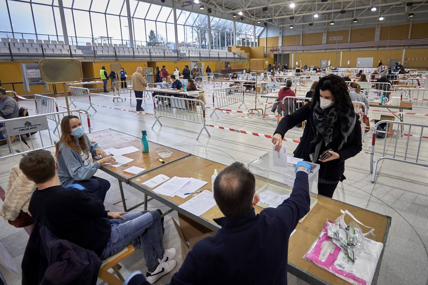 Mesas electorales en el Polideportivo Municipal de Palau, en Girona. 