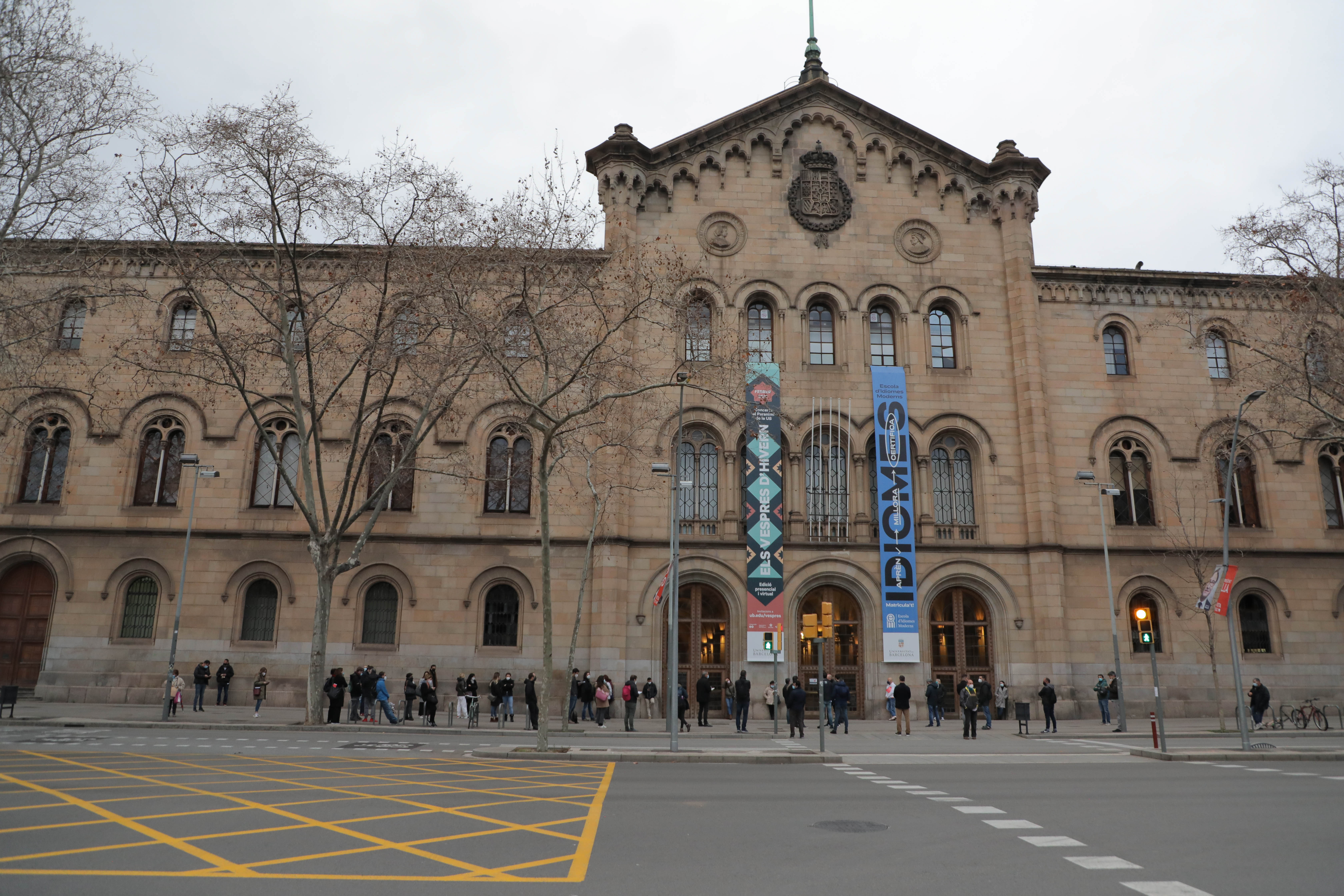 Colas a primera hora en la entrada de la Universidad de Barcelona, que se ha habilitado como colegio electoral. 