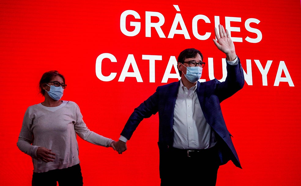 El candidato a la presidencia de la Generalitat por el PSC, Salvador Illa, acompañado por su mujer Marta Estruch, celebra los resultados electorales hoy domingo en la sede del Partido Socialista en Barcelona.