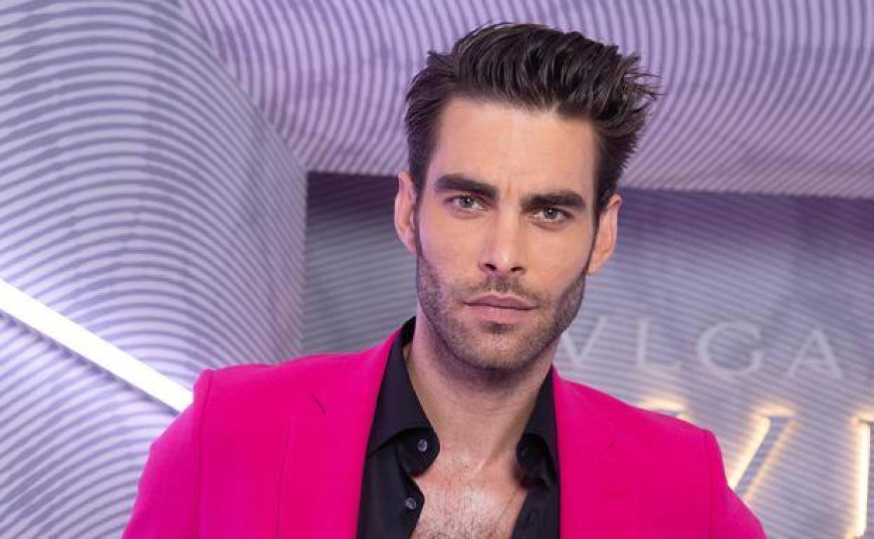 El estilista de Jon Kortajarena y Esther Expósito ahora te puede vestir a ti