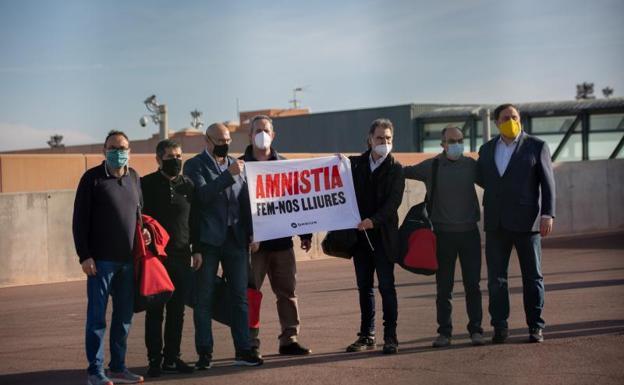 Varios presos del procès, a su salida de la cárcel de Lledoners