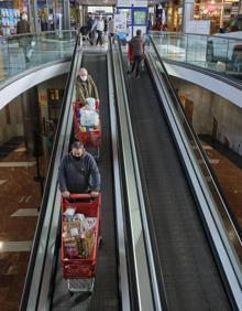 Imagen secundaria 2 - Coronavirus Gipuzkoa: «Solemos venir desde Lezo al centro comercial a llenar el carro de la compra»