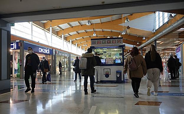 Imagen principal - Coronavirus Gipuzkoa: «Solemos venir desde Lezo al centro comercial a llenar el carro de la compra»