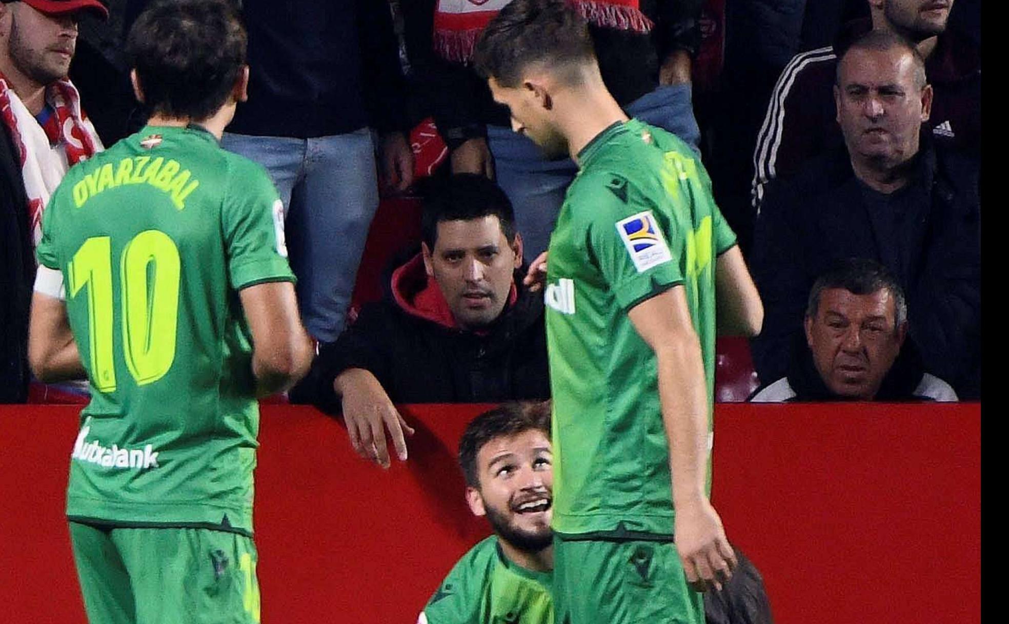 Portu, en cuclillas, y Januzaj se cruzan la mirada tras un gol ante la mirada de Oyarzabal. 