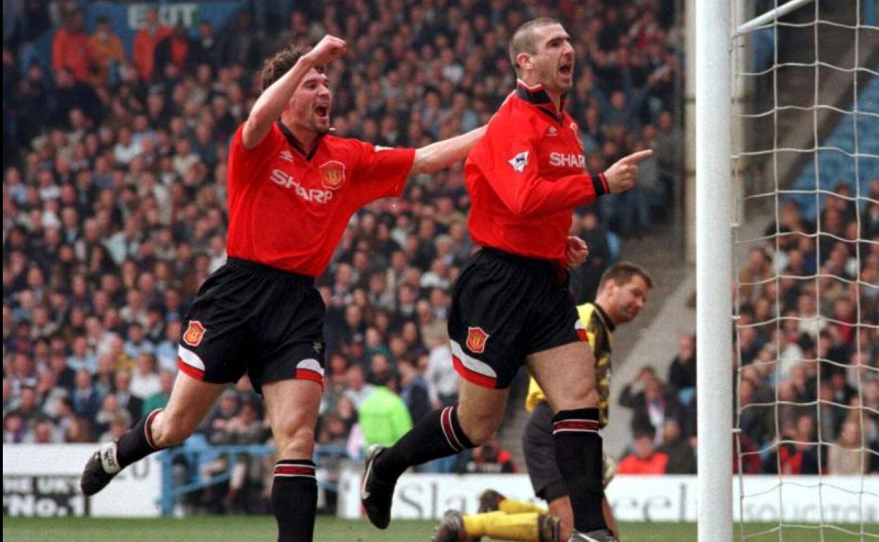Eric Cantona celebra uno de los goles que marcó con la camiseta del Manchester United.
