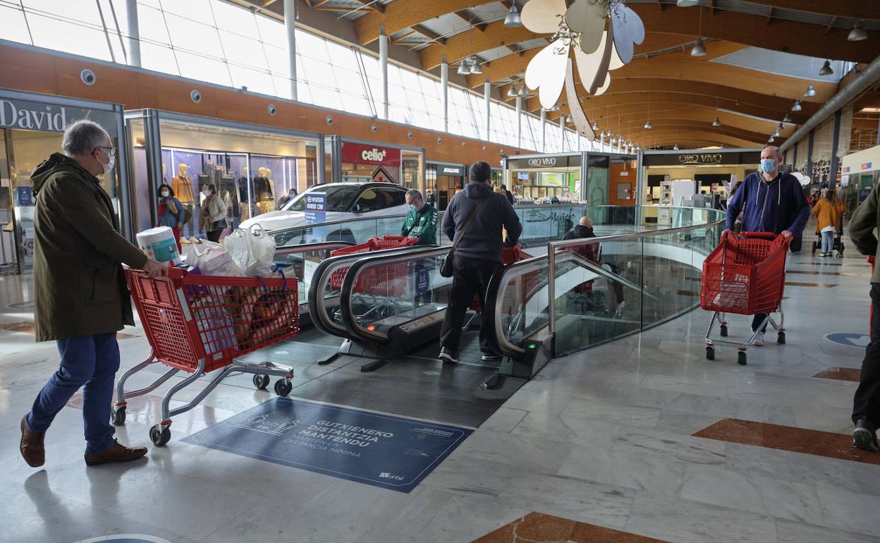 Los primeros clientes se acercaron hasta el centro comercial Urbil para llenar sus carros.
