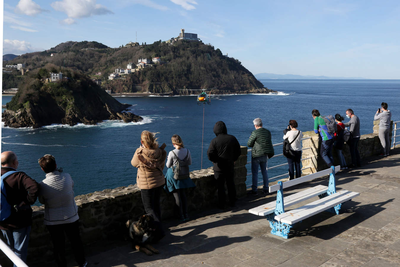Así ha sido el traslado en helicóptero de la grúa que estaba en la isla