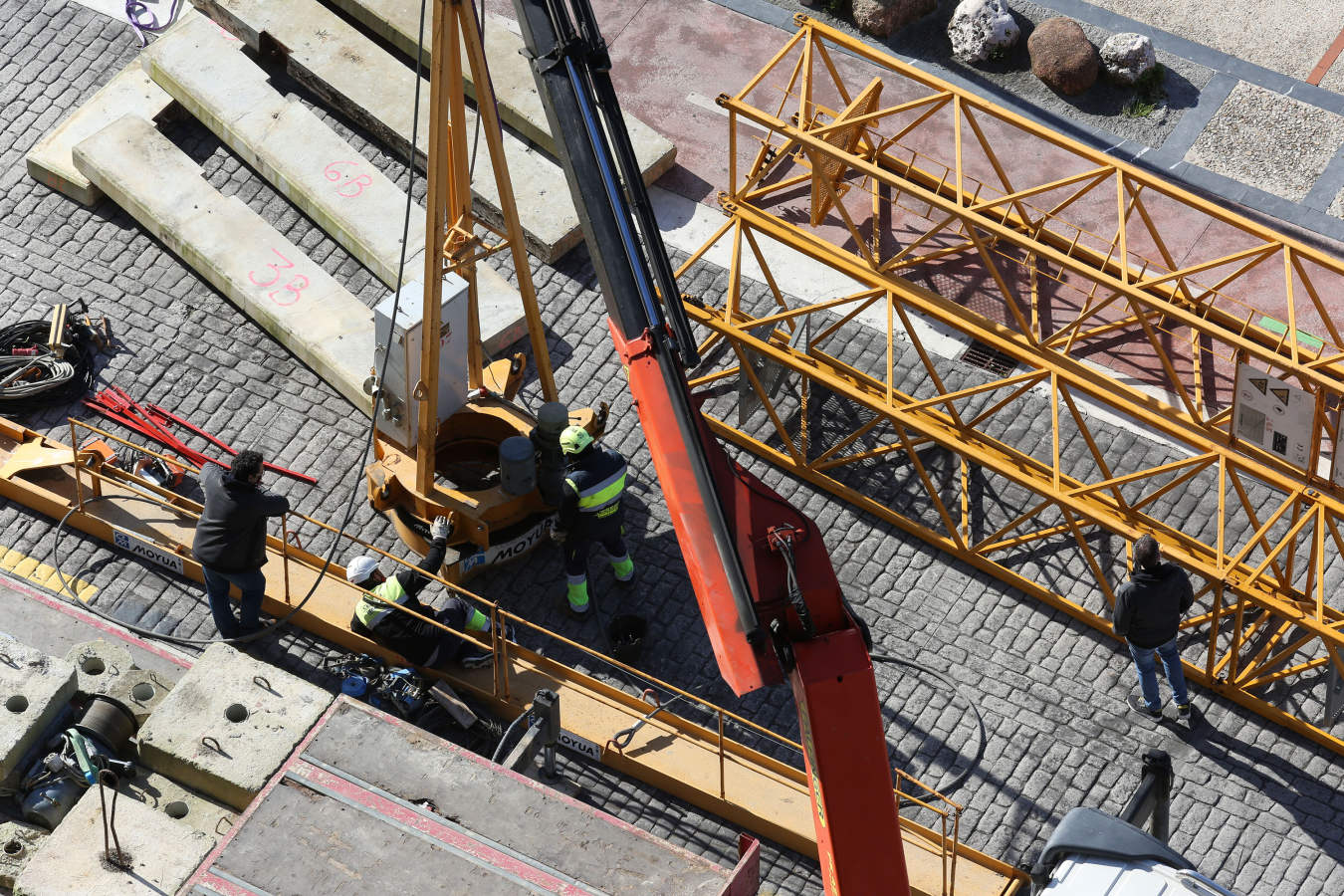 Así ha sido el traslado en helicóptero de la grúa que estaba en la isla