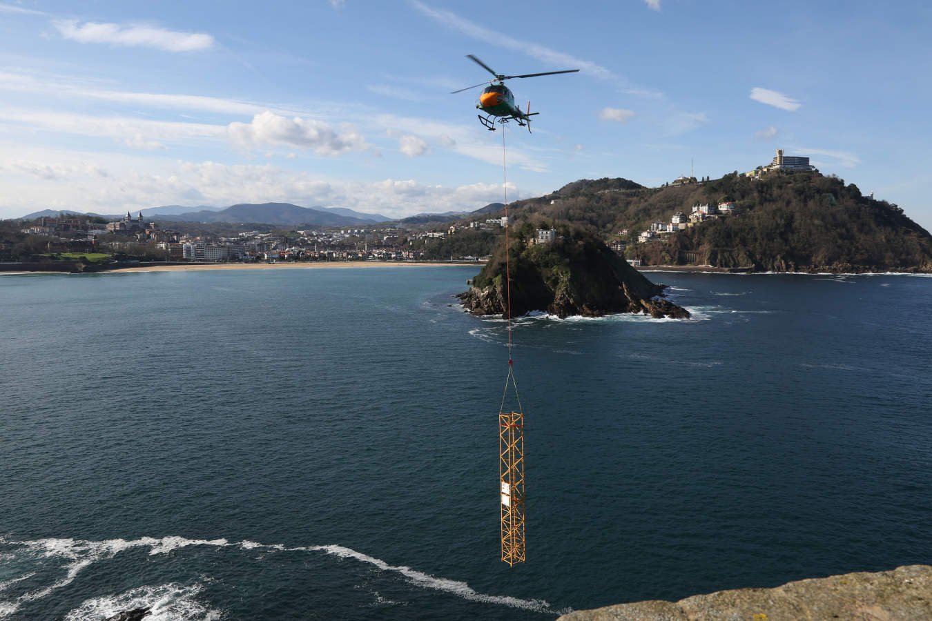 Así ha sido el traslado en helicóptero de la grúa que estaba en la isla