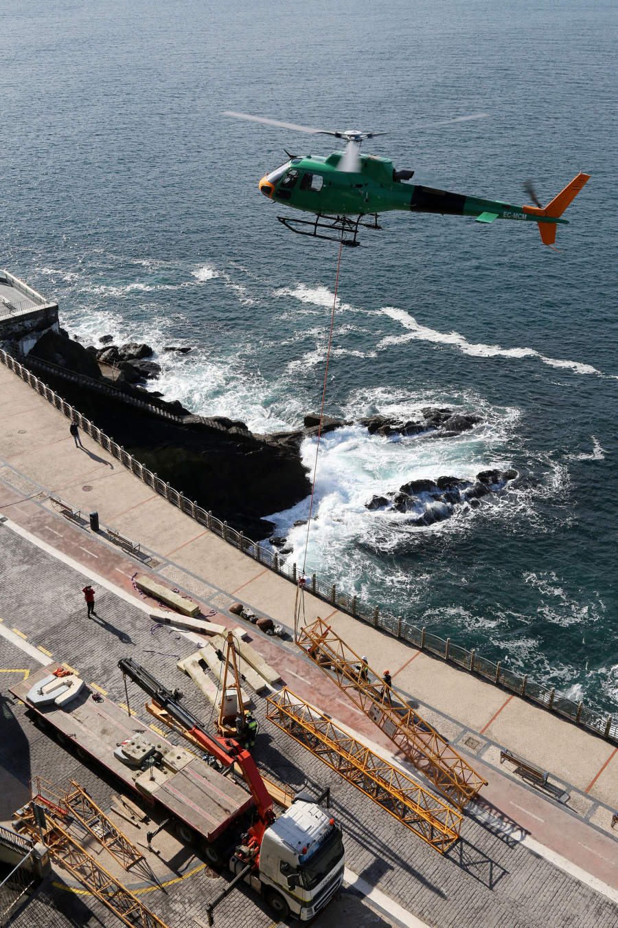 Así ha sido el traslado en helicóptero de la grúa que estaba en la isla