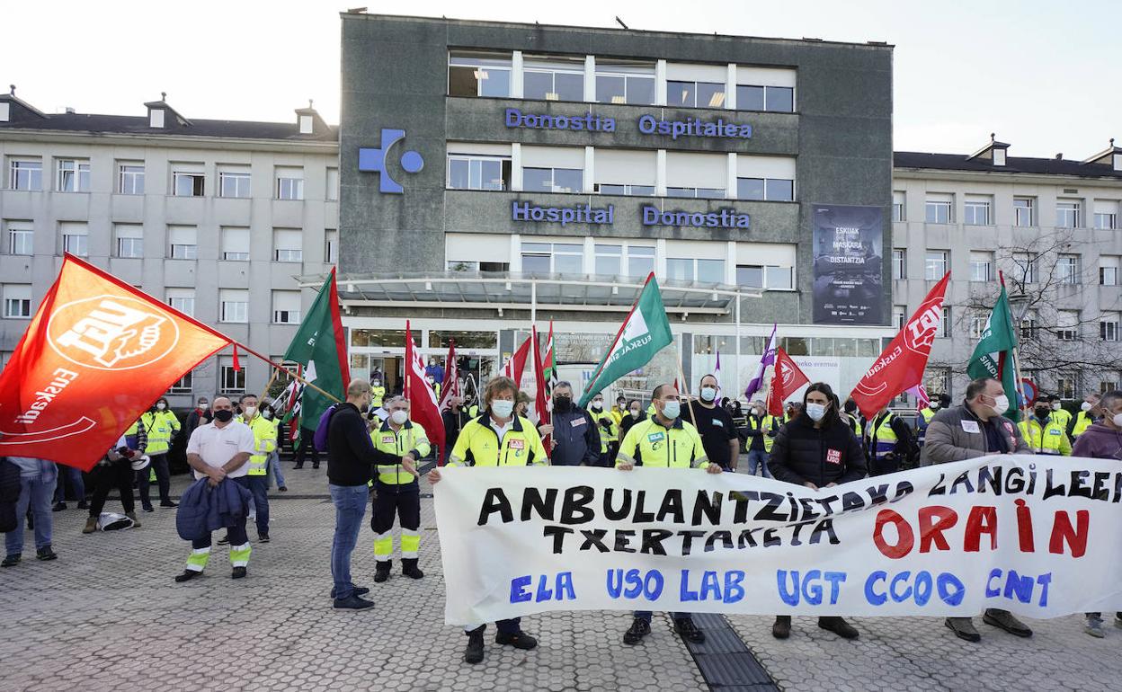 Concentración realizada este miércoles por los trabajadores del transporte sanitario. 