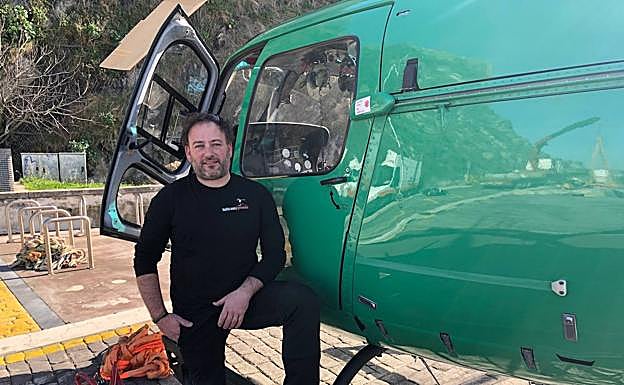 Imagen principal - 1.- El piloto Arturo Fernández antes de subirse a la cabina | 2.- El helicóptero sobrevolando el Paseo Nuevo | 3.- El crespón negro en el helicóptero en honor al piloto donostiarra Haritz Galarraga