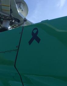 Imagen secundaria 2 - 1.- El piloto Arturo Fernández antes de subirse a la cabina | 2.- El helicóptero sobrevolando el Paseo Nuevo | 3.- El crespón negro en el helicóptero en honor al piloto donostiarra Haritz Galarraga