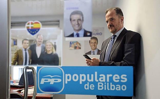 Carlos Iturgaiz, en un despacho de la sede del PP en Bilbao. 