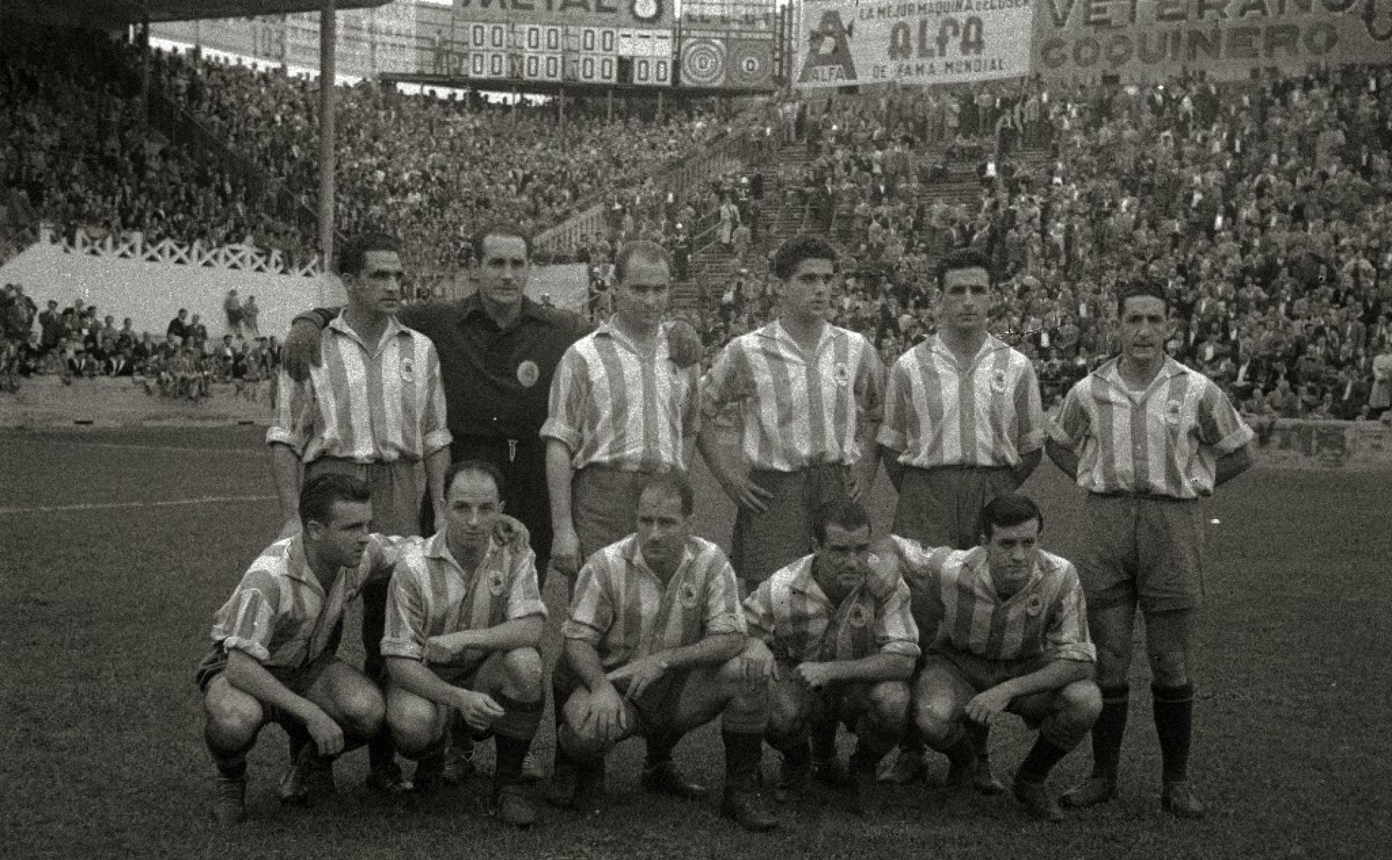 El 11 de la Real Sociedad en un partido de 1952 en Atotxa frente al Real Oviedo.