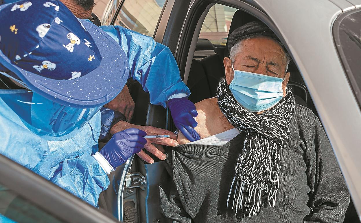 En La Rioja han vacunado a grandes dependientes, que reciben la dosis sin salir del coche. 