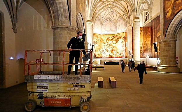 Uno de los restauradores en la grúa más pequeña utilizada en la conservación.