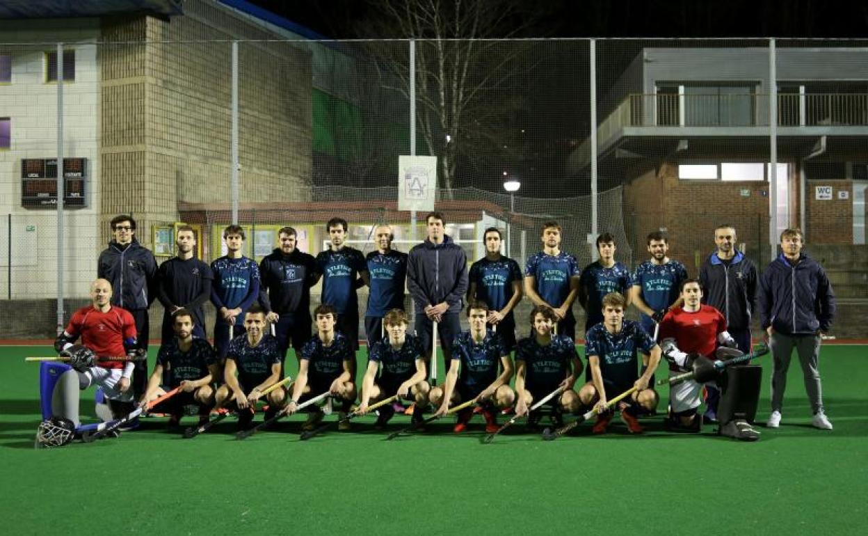 La plantilla del Atlético San Sebastián, con su entrenador Ion Kamio, arriba a la izquierda. 