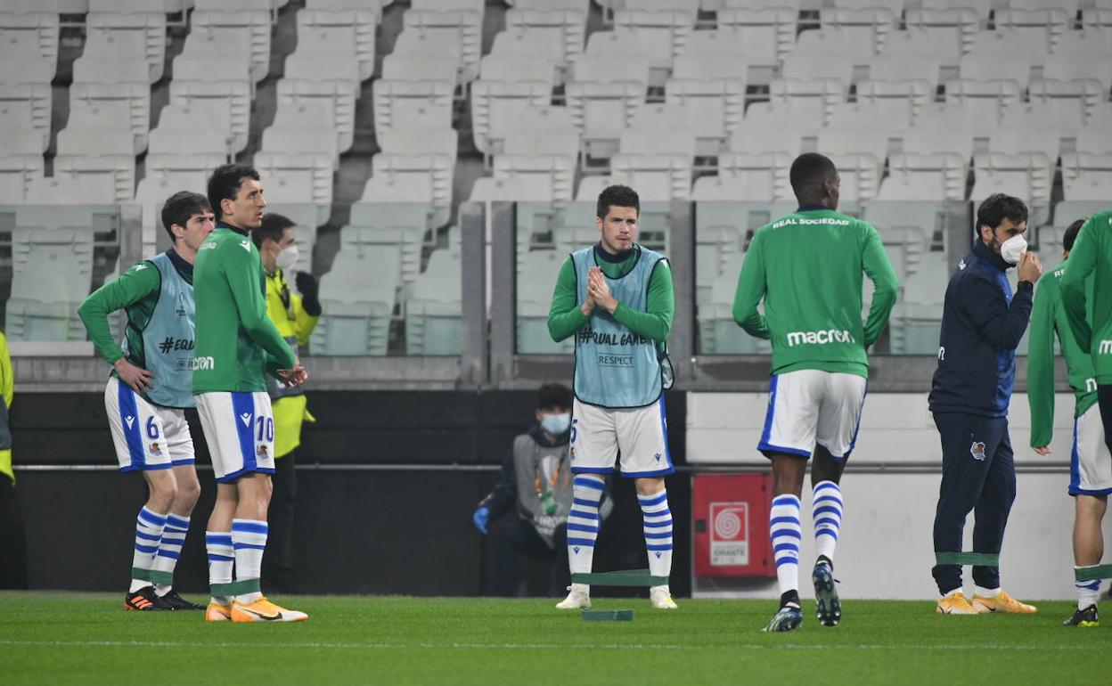 Aritz, Oyarzabal, Zubeldia e Isak realizan ejercicios de calentamiento sobre el césped del Juventus Stadium. 