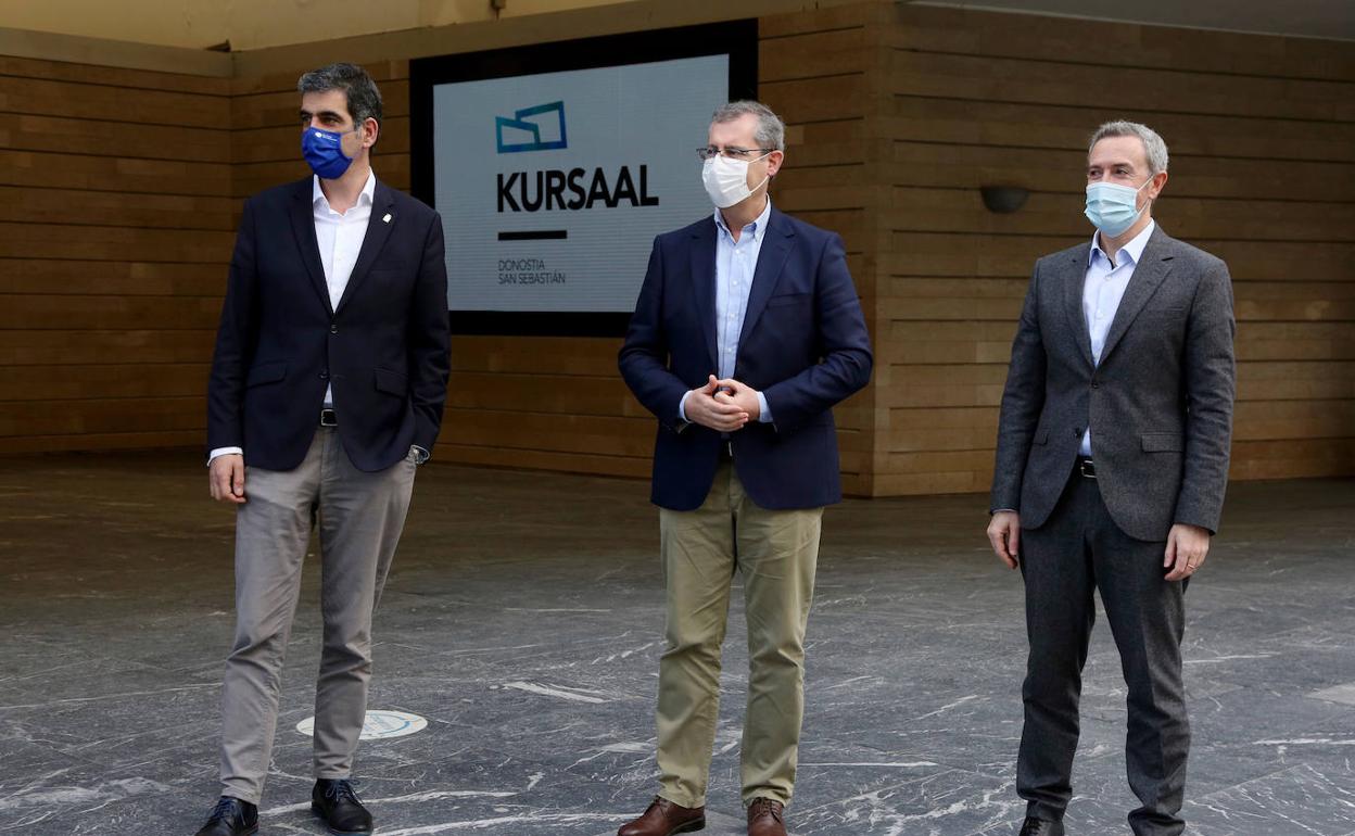 El alcalde de San Sebastián, el diputado general de Gipuzkoa y el gerente del Kursaal, Iker Goikoetxea, presentaron el balance.