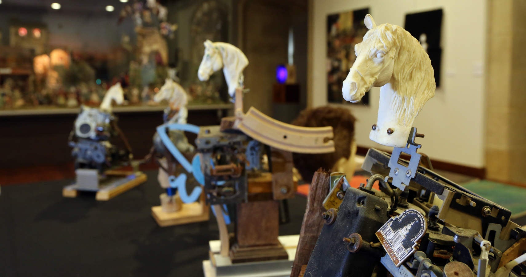 D.Museoa alberga desde este viernes y hasta el próximo 20 de mayo una exposición que, bajo el título 'Espacio para una Aparición', muestra las diferentes visiones de la iconografía cristiana de Gorka Salmerón y Joxan Iza que exponen juntos por primera vez.