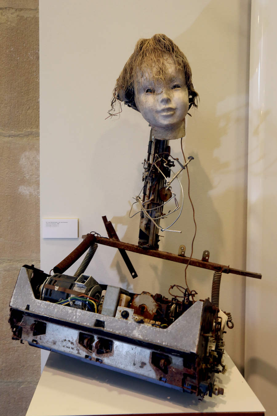 D.Museoa alberga desde este viernes y hasta el próximo 20 de mayo una exposición que, bajo el título 'Espacio para una Aparición', muestra las diferentes visiones de la iconografía cristiana de Gorka Salmerón y Joxan Iza que exponen juntos por primera vez.