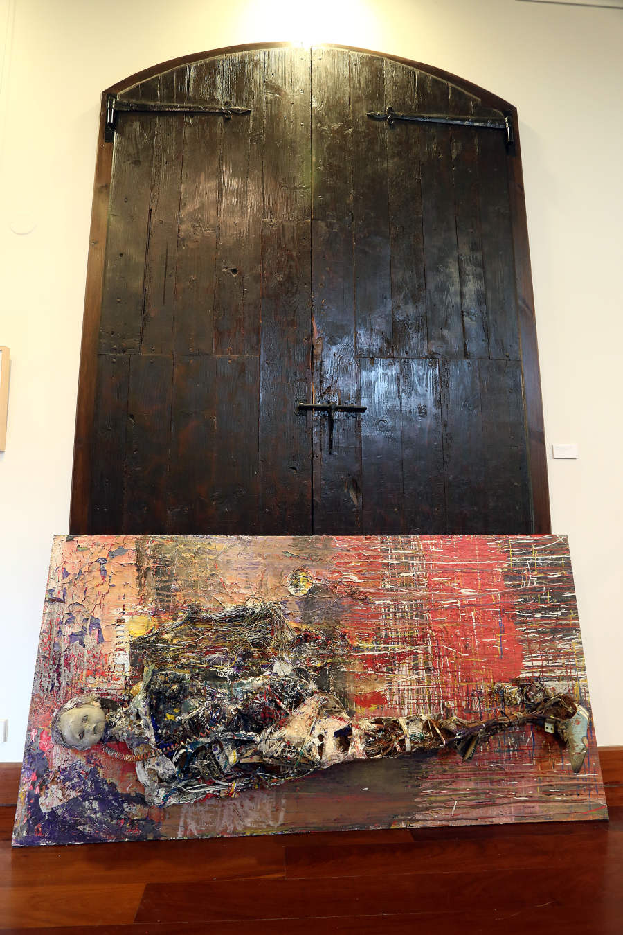 D.Museoa alberga desde este viernes y hasta el próximo 20 de mayo una exposición que, bajo el título 'Espacio para una Aparición', muestra las diferentes visiones de la iconografía cristiana de Gorka Salmerón y Joxan Iza que exponen juntos por primera vez.