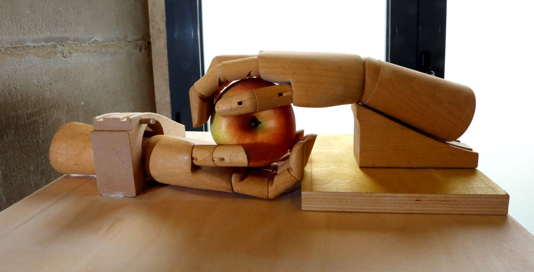 D.Museoa alberga desde este viernes y hasta el próximo 20 de mayo una exposición que, bajo el título 'Espacio para una Aparición', muestra las diferentes visiones de la iconografía cristiana de Gorka Salmerón y Joxan Iza que exponen juntos por primera vez.