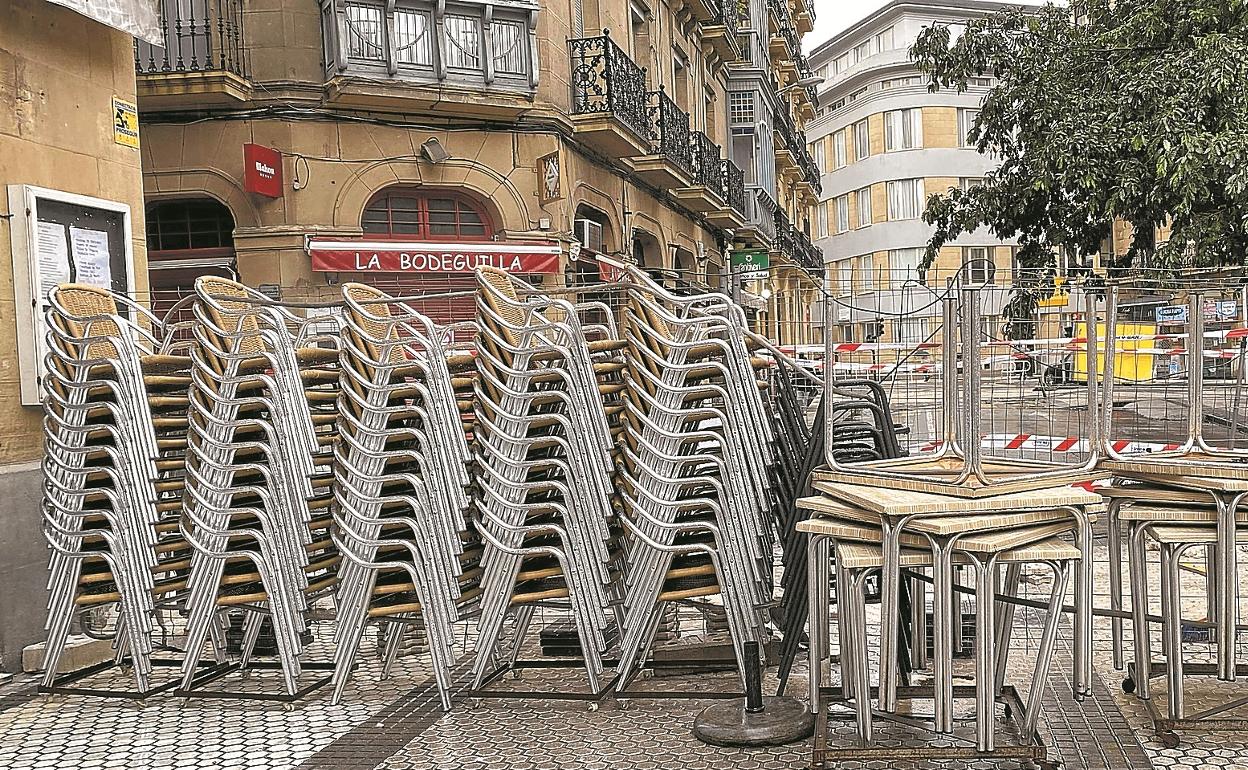 Varias sillas y mesas apiladas en una terraza recogida durante las semanas en las que la hostelería donostiarra no pudo abrir tras las navidades. 