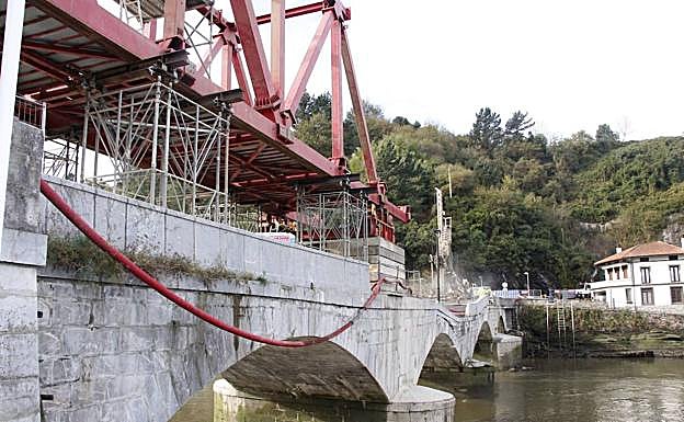 Imagen de archivo de las obras en curso de la pasarela que permitirá el paso sobre el puente de Deba. 