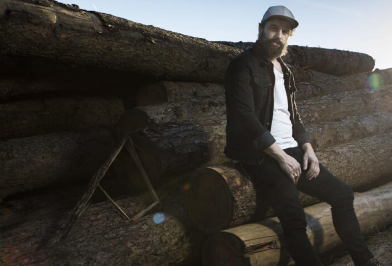 Hainbat urtez Eraso! taldeko kide izan ostean, Serge bilakatu eta bere kabuz hasi zen 2019an. 