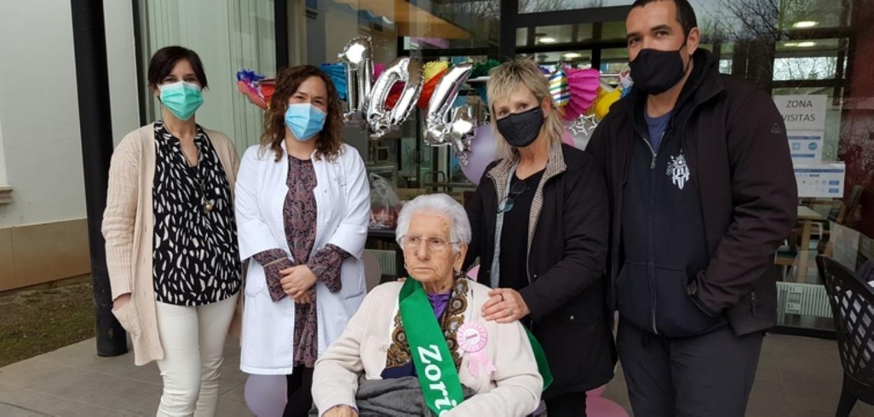 María Egiguren con sus familiares, celebra su cumpleaños.