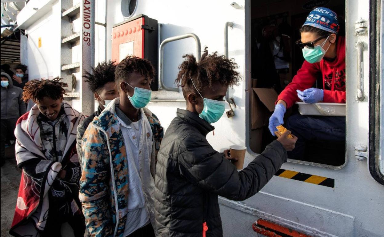 Reparto del desayuno esta mañana a bordo del Aita Mari.