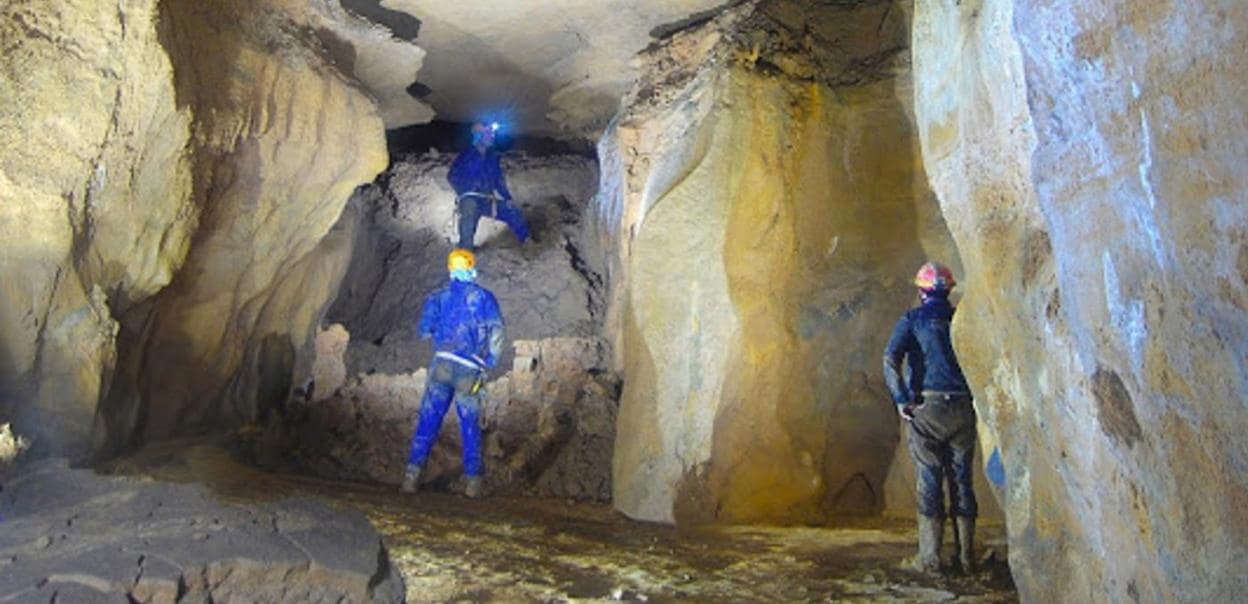 Los espeleólogos elgoibartarras, inspeccionando una de las zonas más espaciosas de la cueva de Aizkoltxo 3. 