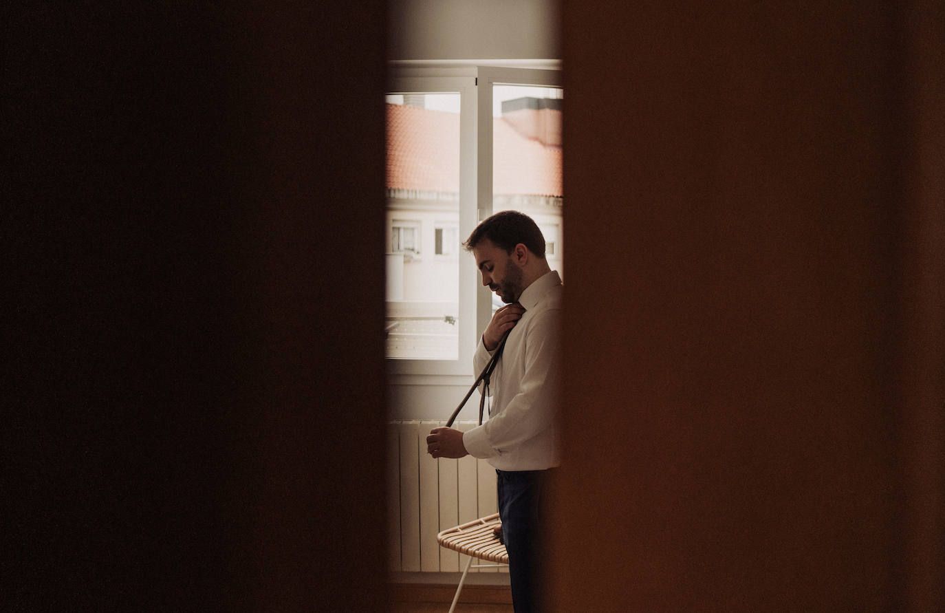 Este pasado fin de semana, Maialen y Alberto decidieron darse el «sí quiero» en 'petit comité', acompañados únicamente por Argiñe y Goizargi, amigas de la pareja, quienes se encargaron de oficiar la ceremonia y cenar con los recién casados. El enlace tuvo lugar en 'Mi Castillo de Arena', el traje del novio corrió a cargo de la firma guipuzcoana Aldabaldetreku y Yolanda Torres fue la responsable de confeccionar el de la novia. El resto de amigos y familiares pudieron ver el enlace de manera virtual a través de 'Bodas Muy Mía', empresa encargada de la organización, coordinación y decoración de la boda. Sin duda, un evento íntimo para el recuerdo. He aquí el álbum de las fotos más emotivas e increíbles de la jornada