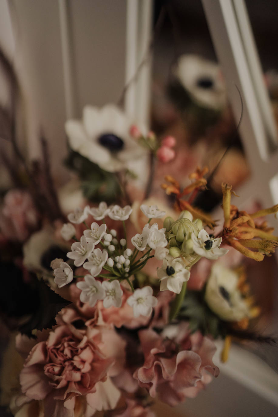 Este pasado fin de semana, Maialen y Alberto decidieron darse el «sí quiero» en 'petit comité', acompañados únicamente por Argiñe y Goizargi, amigas de la pareja, quienes se encargaron de oficiar la ceremonia y cenar con los recién casados. El enlace tuvo lugar en 'Mi Castillo de Arena', el traje del novio corrió a cargo de la firma guipuzcoana Aldabaldetreku y Yolanda Torres fue la responsable de confeccionar el de la novia. El resto de amigos y familiares pudieron ver el enlace de manera virtual a través de 'Bodas Muy Mía', empresa encargada de la organización, coordinación y decoración de la boda. Sin duda, un evento íntimo para el recuerdo. He aquí el álbum de las fotos más emotivas e increíbles de la jornada