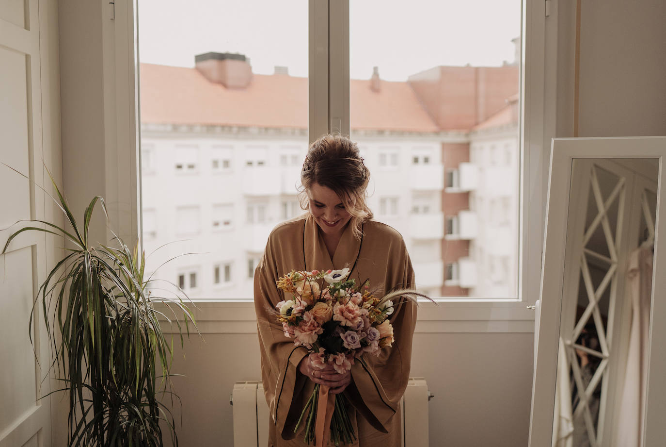 Este pasado fin de semana, Maialen y Alberto decidieron darse el «sí quiero» en 'petit comité', acompañados únicamente por Argiñe y Goizargi, amigas de la pareja, quienes se encargaron de oficiar la ceremonia y cenar con los recién casados. El enlace tuvo lugar en 'Mi Castillo de Arena', el traje del novio corrió a cargo de la firma guipuzcoana Aldabaldetreku y Yolanda Torres fue la responsable de confeccionar el de la novia. El resto de amigos y familiares pudieron ver el enlace de manera virtual a través de 'Bodas Muy Mía', empresa encargada de la organización, coordinación y decoración de la boda. Sin duda, un evento íntimo para el recuerdo. He aquí el álbum de las fotos más emotivas e increíbles de la jornada