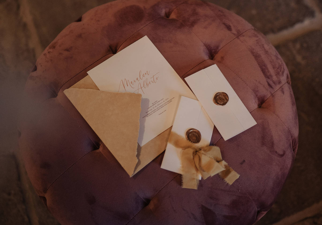 Este pasado fin de semana, Maialen y Alberto decidieron darse el «sí quiero» en 'petit comité', acompañados únicamente por Argiñe y Goizargi, amigas de la pareja, quienes se encargaron de oficiar la ceremonia y cenar con los recién casados. El enlace tuvo lugar en 'Mi Castillo de Arena', el traje del novio corrió a cargo de la firma guipuzcoana Aldabaldetreku y Yolanda Torres fue la responsable de confeccionar el de la novia. El resto de amigos y familiares pudieron ver el enlace de manera virtual a través de 'Bodas Muy Mía', empresa encargada de la organización, coordinación y decoración de la boda. Sin duda, un evento íntimo para el recuerdo. He aquí el álbum de las fotos más emotivas e increíbles de la jornada