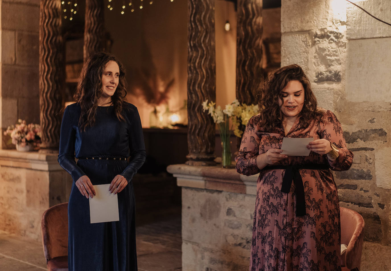 Este pasado fin de semana, Maialen y Alberto decidieron darse el «sí quiero» en 'petit comité', acompañados únicamente por Argiñe y Goizargi, amigas de la pareja, quienes se encargaron de oficiar la ceremonia y cenar con los recién casados. El enlace tuvo lugar en 'Mi Castillo de Arena', el traje del novio corrió a cargo de la firma guipuzcoana Aldabaldetreku y Yolanda Torres fue la responsable de confeccionar el de la novia. El resto de amigos y familiares pudieron ver el enlace de manera virtual a través de 'Bodas Muy Mía', empresa encargada de la organización, coordinación y decoración de la boda. Sin duda, un evento íntimo para el recuerdo. He aquí el álbum de las fotos más emotivas e increíbles de la jornada