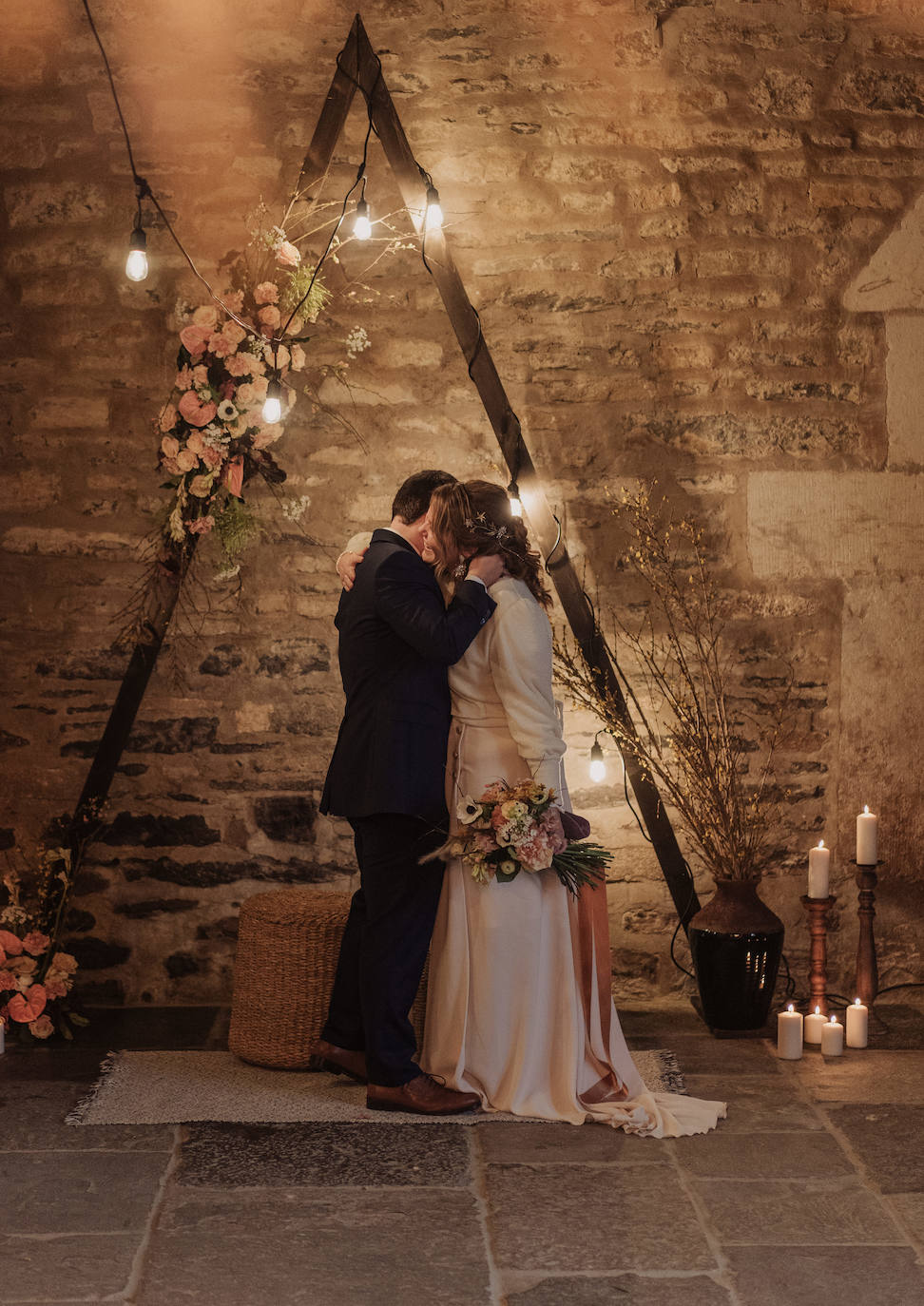 Este pasado fin de semana, Maialen y Alberto decidieron darse el «sí quiero» en 'petit comité', acompañados únicamente por Argiñe y Goizargi, amigas de la pareja, quienes se encargaron de oficiar la ceremonia y cenar con los recién casados. El enlace tuvo lugar en 'Mi Castillo de Arena', el traje del novio corrió a cargo de la firma guipuzcoana Aldabaldetreku y Yolanda Torres fue la responsable de confeccionar el de la novia. El resto de amigos y familiares pudieron ver el enlace de manera virtual a través de 'Bodas Muy Mía', empresa encargada de la organización, coordinación y decoración de la boda. Sin duda, un evento íntimo para el recuerdo. He aquí el álbum de las fotos más emotivas e increíbles de la jornada