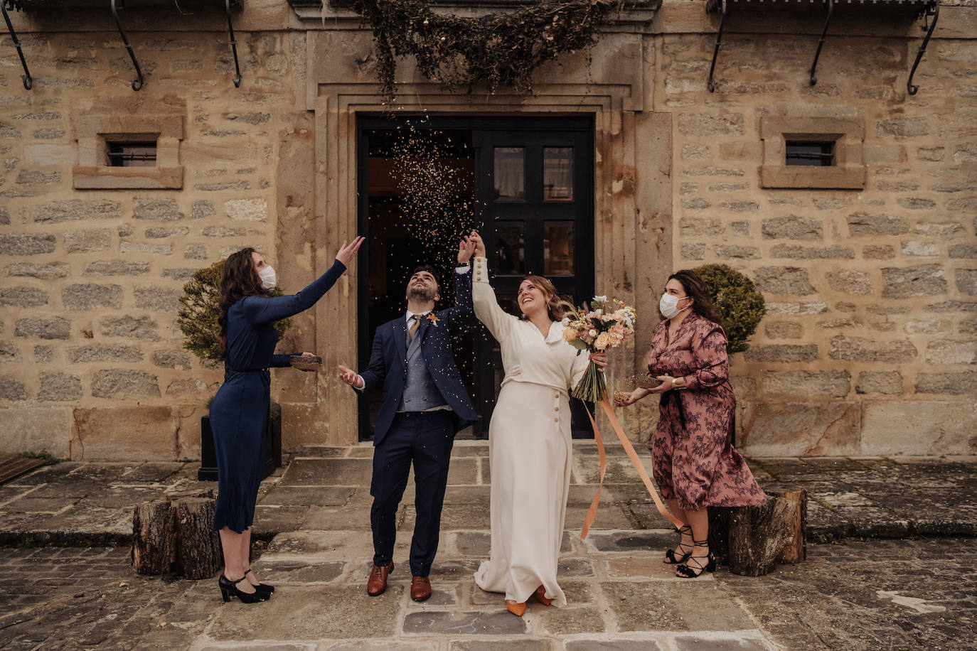 Este pasado fin de semana, Maialen y Alberto decidieron darse el «sí quiero» en 'petit comité', acompañados únicamente por Argiñe y Goizargi, amigas de la pareja, quienes se encargaron de oficiar la ceremonia y cenar con los recién casados. El enlace tuvo lugar en 'Mi Castillo de Arena', el traje del novio corrió a cargo de la firma guipuzcoana Aldabaldetreku y Yolanda Torres fue la responsable de confeccionar el de la novia. El resto de amigos y familiares pudieron ver el enlace de manera virtual a través de 'Bodas Muy Mía', empresa encargada de la organización, coordinación y decoración de la boda. Sin duda, un evento íntimo para el recuerdo. He aquí el álbum de las fotos más emotivas e increíbles de la jornada