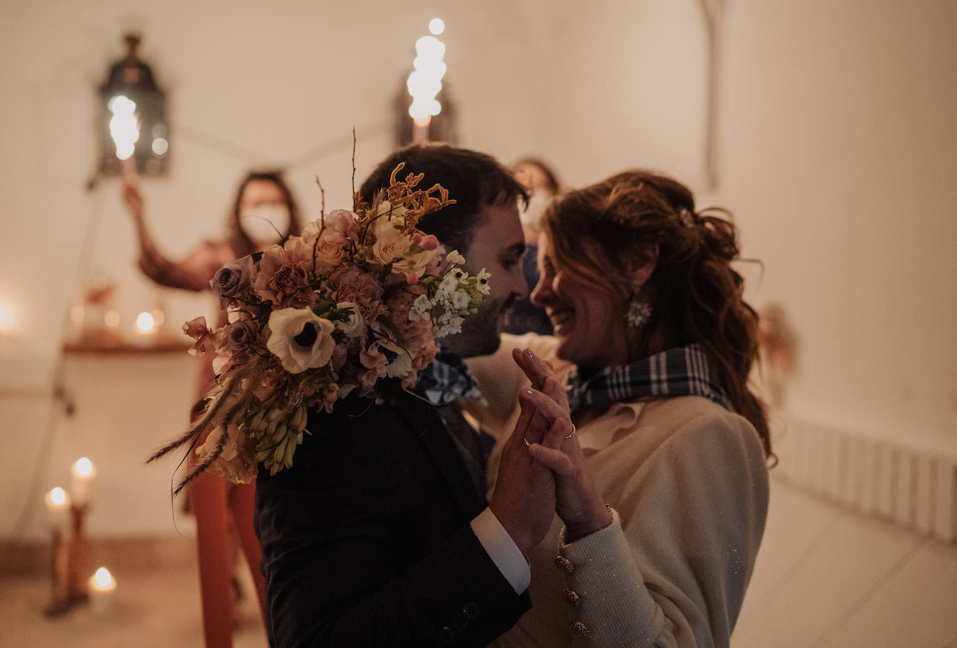 Este pasado fin de semana, Maialen y Alberto decidieron darse el «sí quiero» en 'petit comité', acompañados únicamente por Argiñe y Goizargi, amigas de la pareja, quienes se encargaron de oficiar la ceremonia y cenar con los recién casados. El enlace tuvo lugar en 'Mi Castillo de Arena', el traje del novio corrió a cargo de la firma guipuzcoana Aldabaldetreku y Yolanda Torres fue la responsable de confeccionar el de la novia. El resto de amigos y familiares pudieron ver el enlace de manera virtual a través de 'Bodas Muy Mía', empresa encargada de la organización, coordinación y decoración de la boda. Sin duda, un evento íntimo para el recuerdo. He aquí el álbum de las fotos más emotivas e increíbles de la jornada