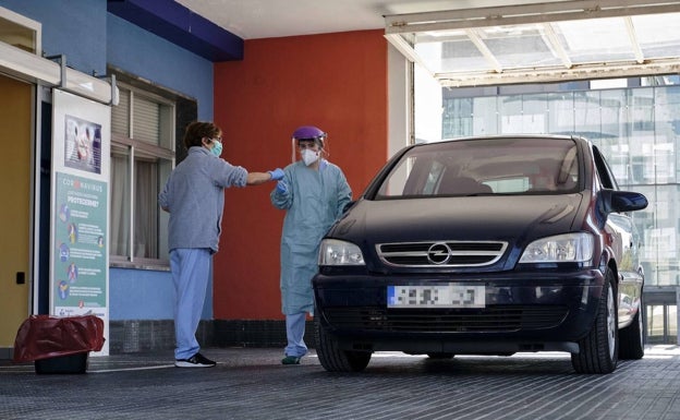 La vacuna a los centenarios, desde el coche