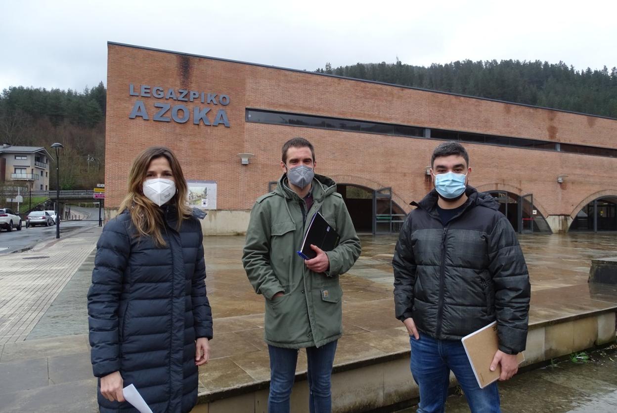 La técnica de Desarrollo Rural del Ayuntamiento, Ane Miren Agirrezabal, el técnico de Goimen Ioritz Berra y el concejal Eric Gálvez, en la presentación. 